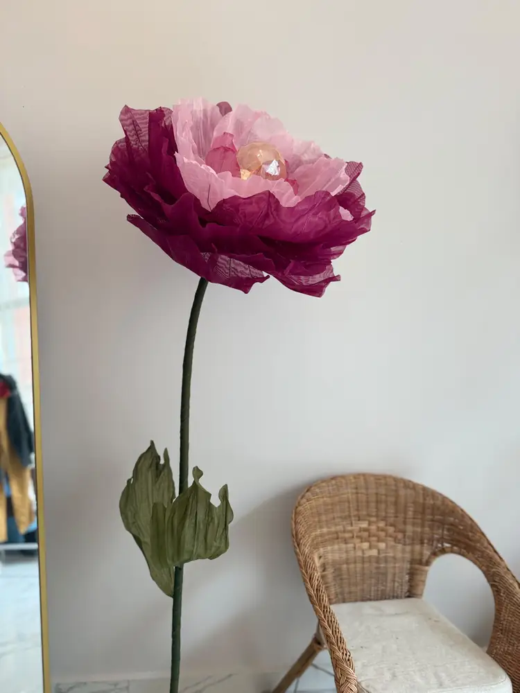 Bordo-pembe organze şakayık lambader ve hasır sandalye