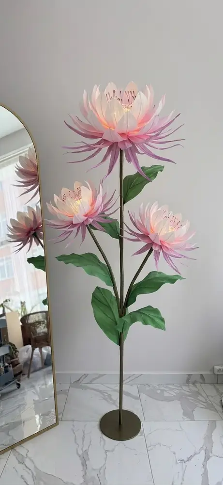 Ayaklı pembe dahlia çiçek