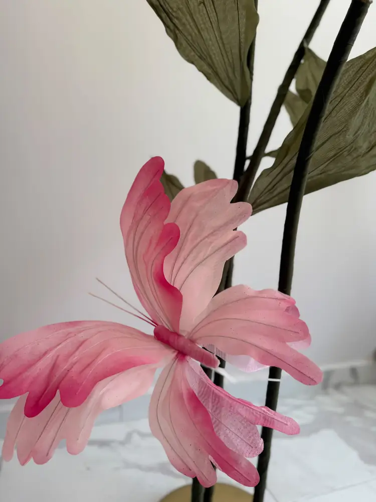 Dev pembe kelebek ve yapraklı saplar