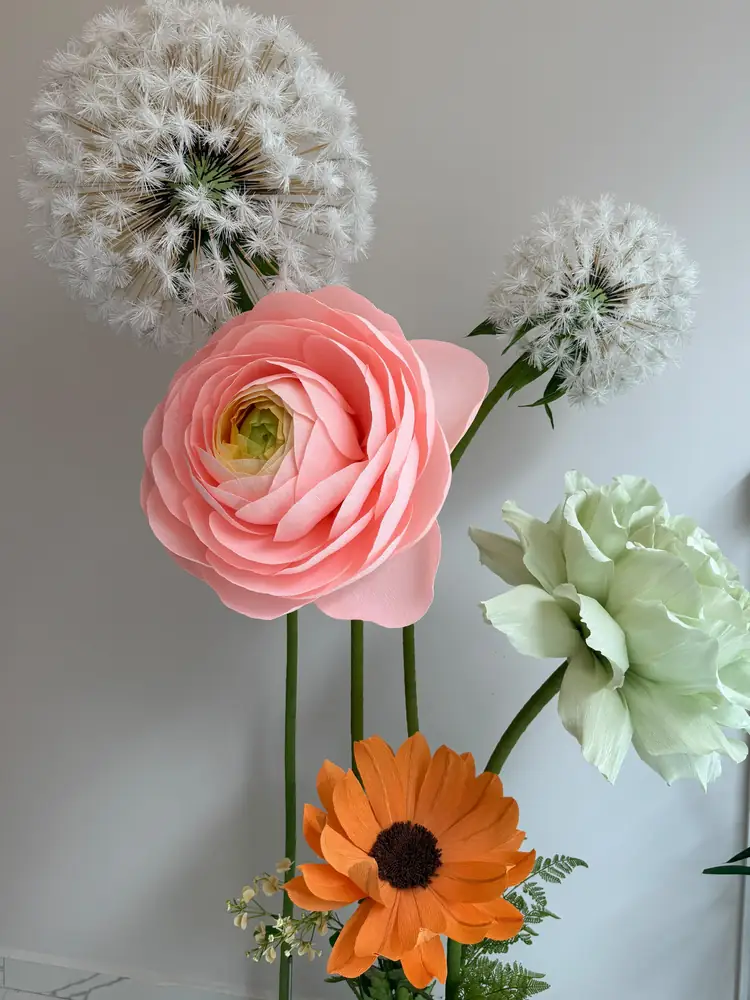 Dev karahindiba, pembe ranunculus ve turuncu papatya