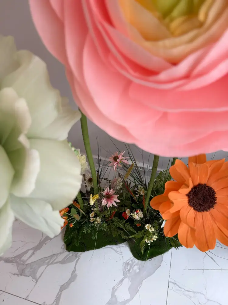 Yosun üzerinde ranunculus ve turuncu papatya