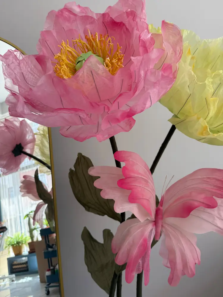 Pembe dev şakayık, sarı çiçek ve pembe kelebek