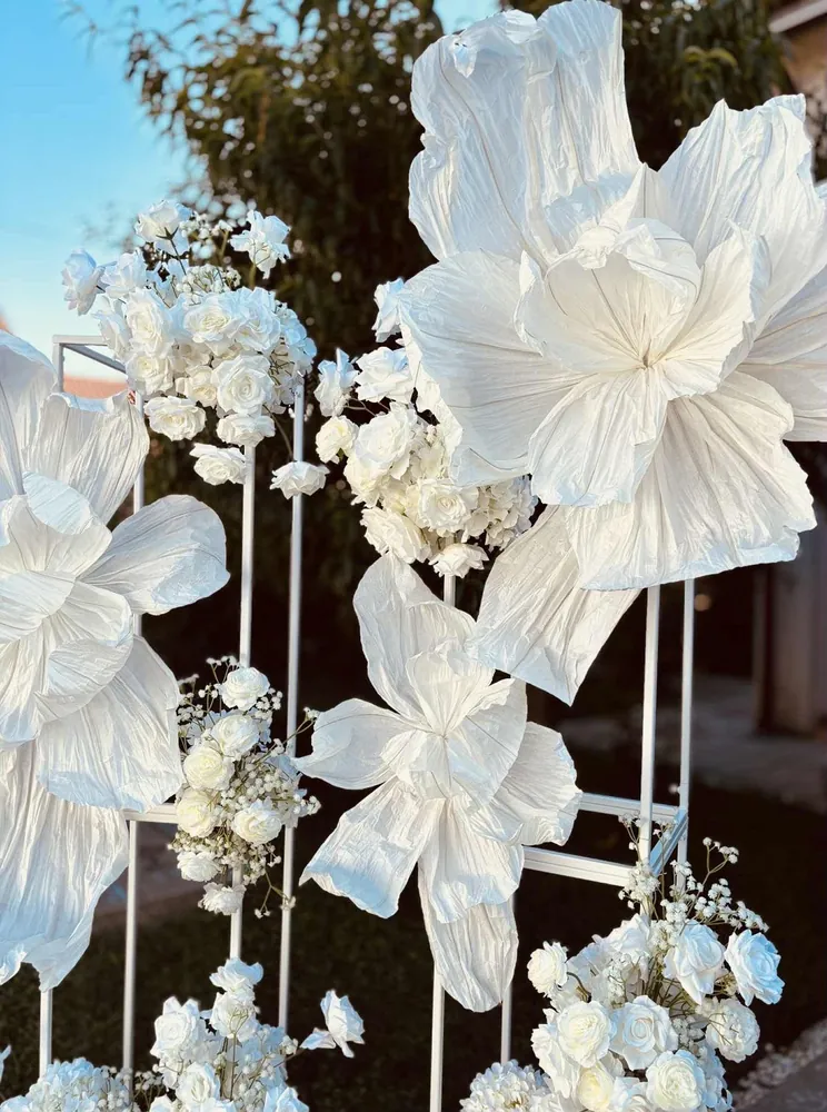 Beyaz demir arka fon üzerinde dev beyaz çiçekler ve gypsophila