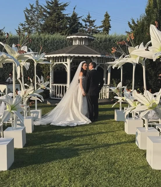 Instagram gönderisi (birden fazla fotoğraf): Harika bir düğüne davetliydik ama bu sefer güzel çiçeklerimizle Serkan bey taa Viyana’lardan…