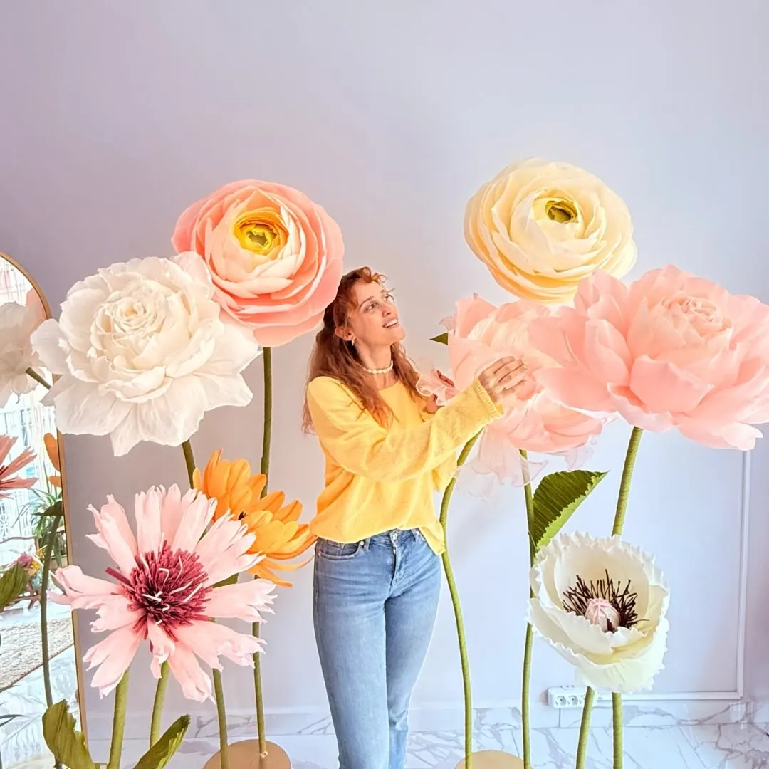 Eden Floral Art Instagram profil fotoğrafı: dev pembe ve sarı çiçeklerin önünde bir kadın