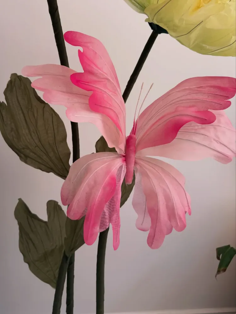 Pembe organze kelebek ve dev çiçekler