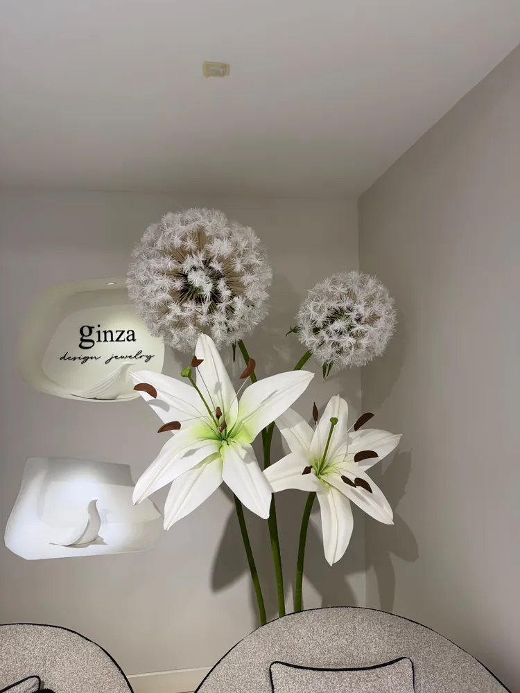 @ginzadesignjewelry köşesinde dev karahindiba ve lilyumlar