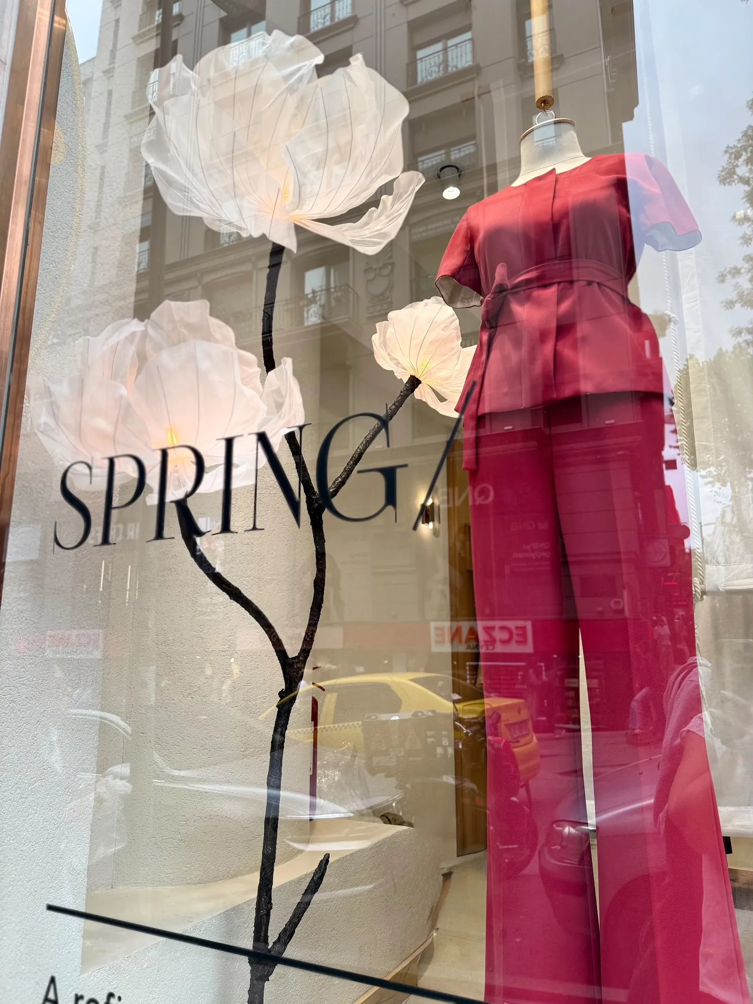 Nişantaşı vitrininde SPRING yazısı ve dev beyaz tül çiçekler